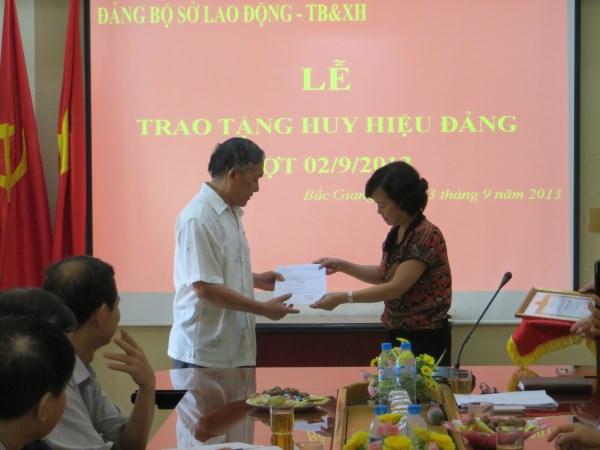 Ảnh buổi lễ Trao tặng Huy hiệu 40 năm tuổi Đảng cho đồng chí Phạm Trọng Nghinh